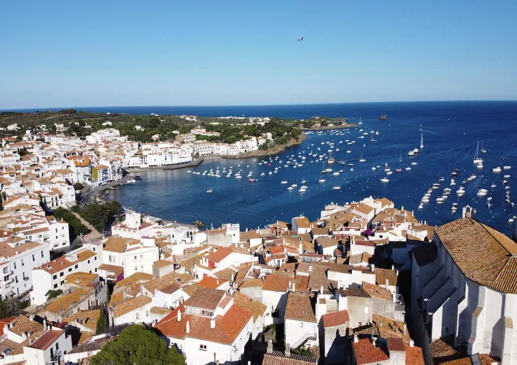 Vista a Cadaqués de día