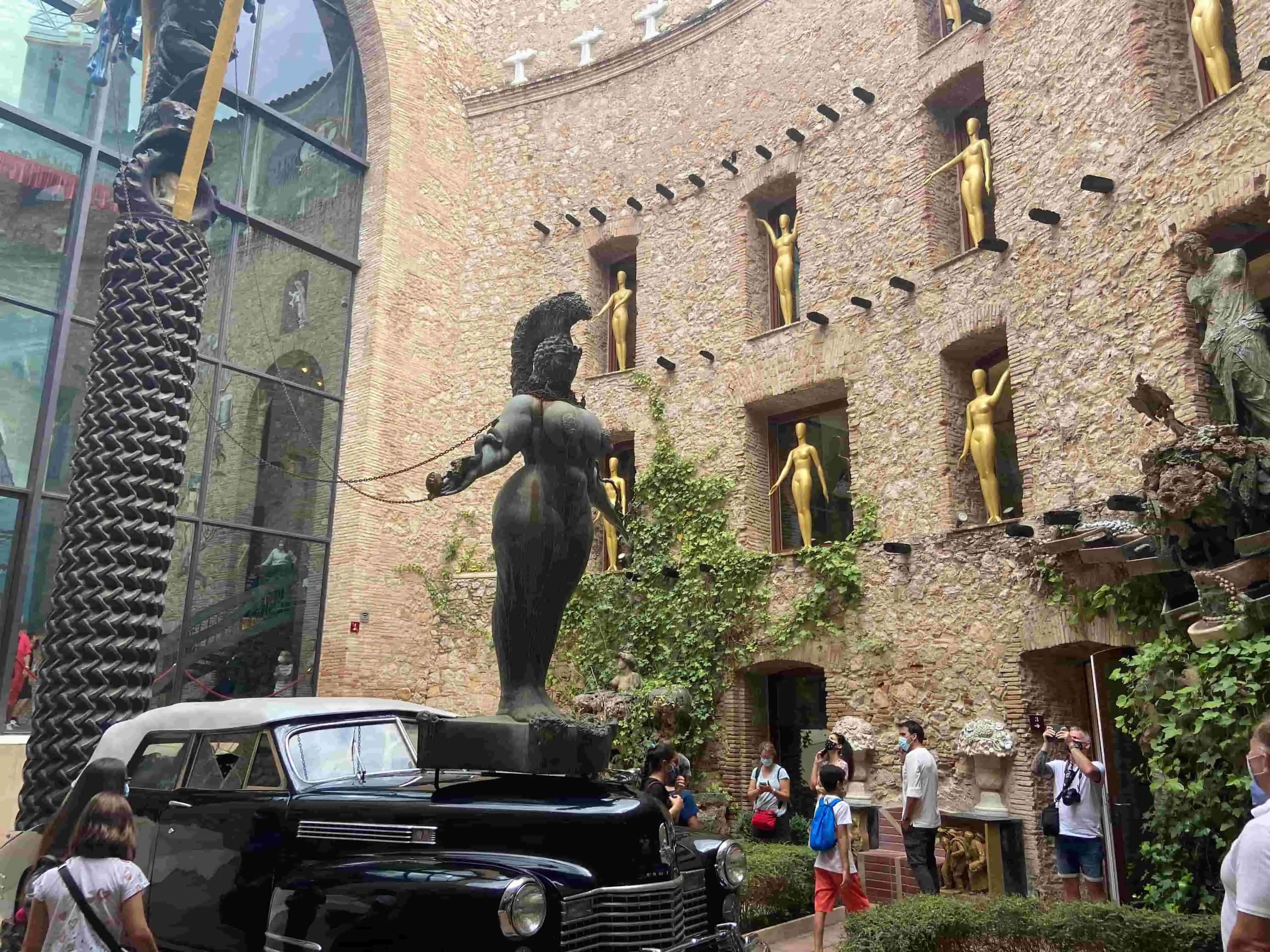 Personas visitando el Museo de Dalí en Fígueres