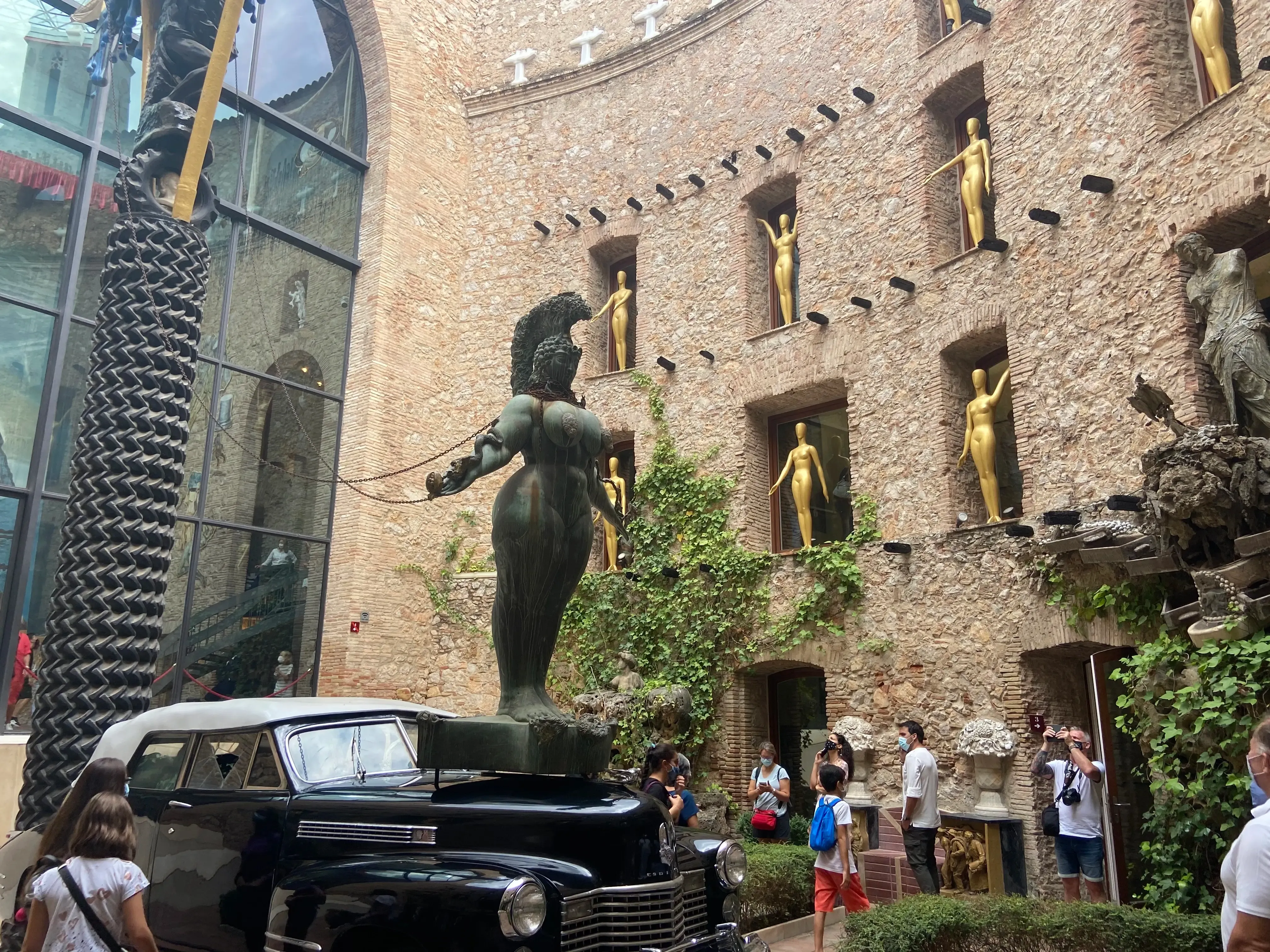 Plaza con multitud de gente y una estatua