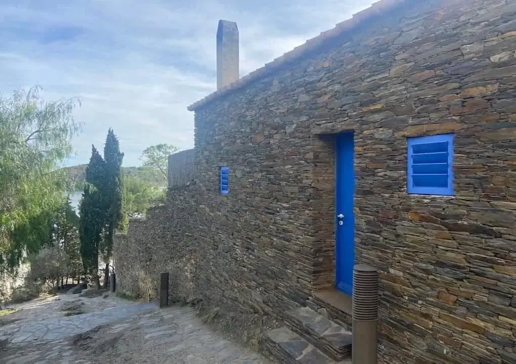 Casa de bloques con puerta azul