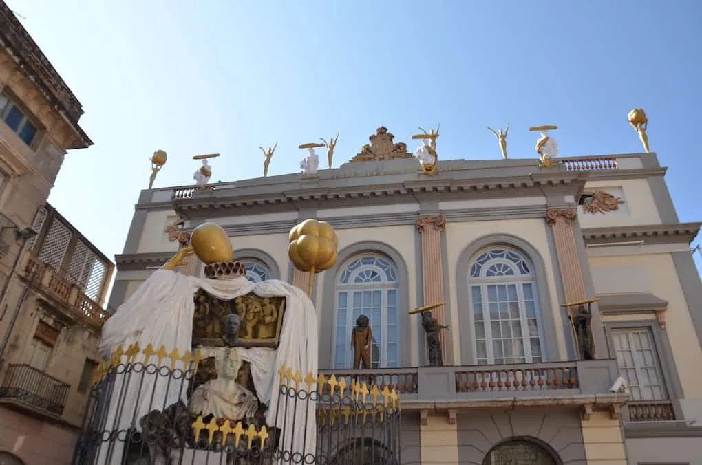 Exterior museo Dali en Figueres