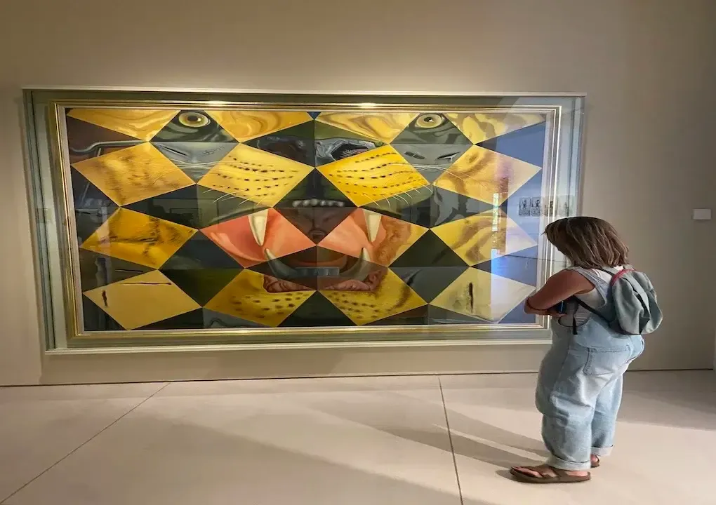 Mujer viendo un cuadro