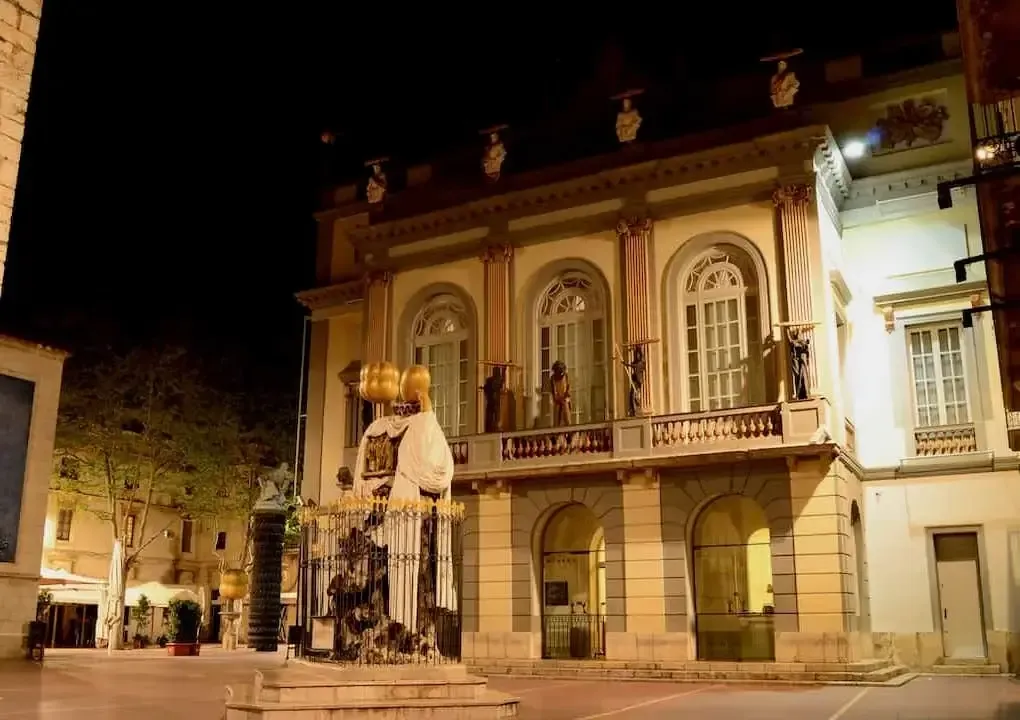 Tour de Noche en el Museo Dalí