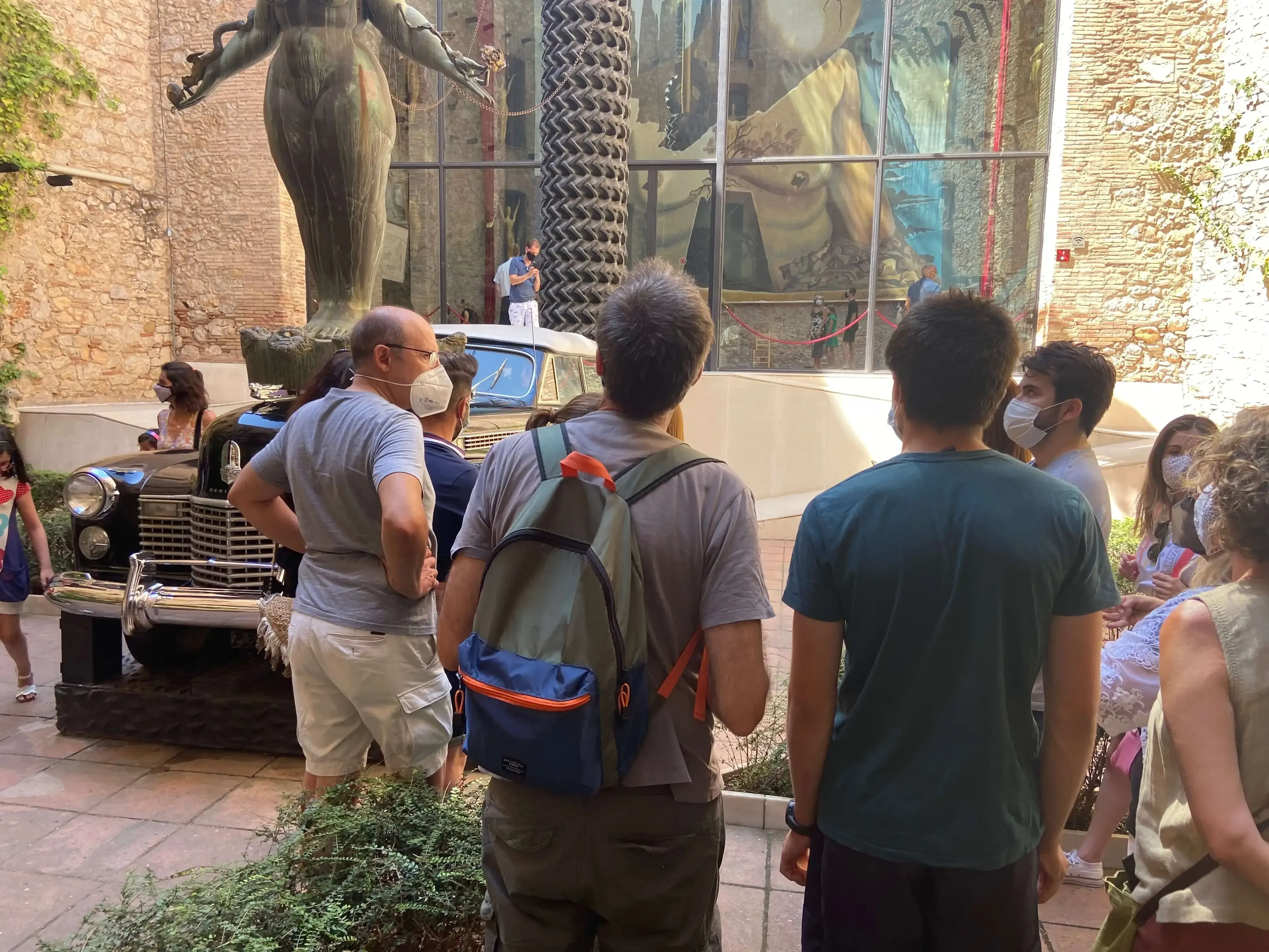 Personas de visita en un museo
